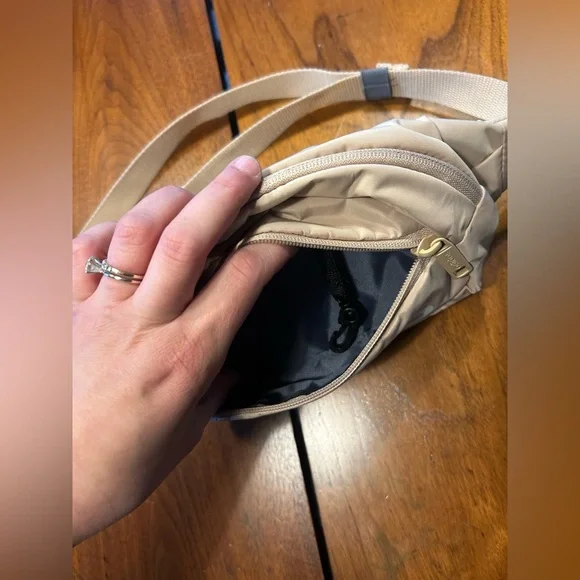 NWOT Adidas core waist pack beige - Picture 4 of 4